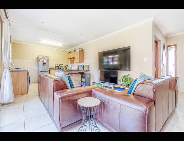 3 BEDROOM TOWNHOUSE FOR SALE IN RADIOKOP
